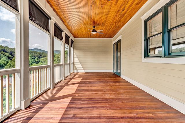 6060 Roycroft DR, Roanoke, VA 24018