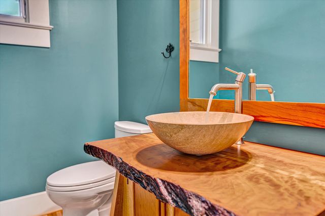 6060 Roycroft DR, Roanoke, VA 24018