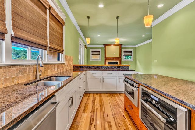 6060 Roycroft DR, Roanoke, VA 24018