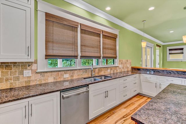 6060 Roycroft DR, Roanoke, VA 24018