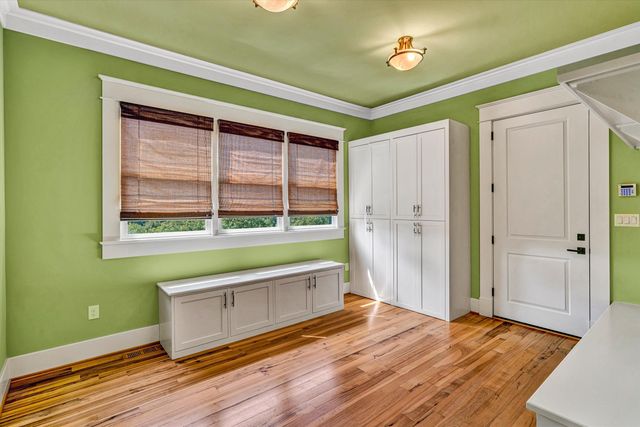 6060 Roycroft DR, Roanoke, VA 24018