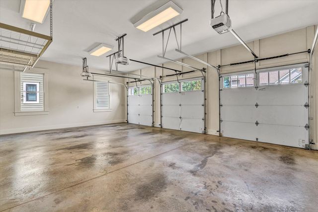 6060 Roycroft DR, Roanoke, VA 24018