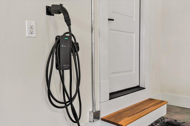 6060 Roycroft DR, Roanoke, VA 24018