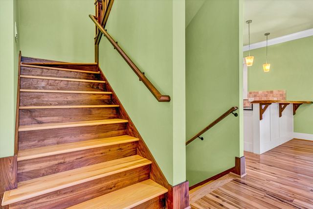 6060 Roycroft DR, Roanoke, VA 24018