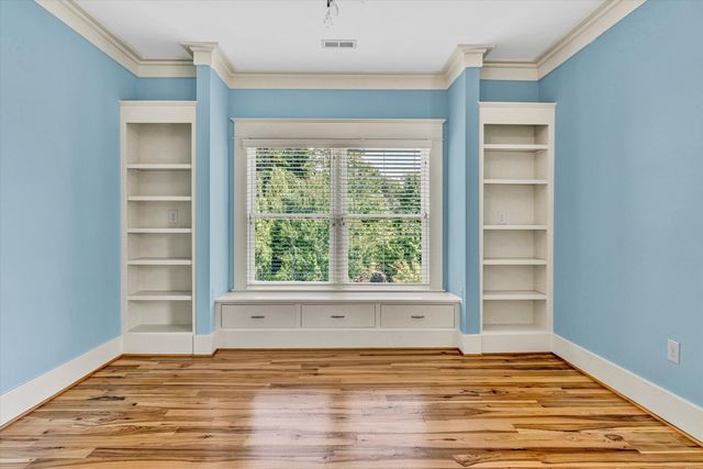 6060 Roycroft DR, Roanoke, VA 24018