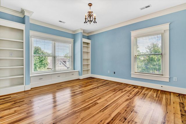 6060 Roycroft DR, Roanoke, VA 24018