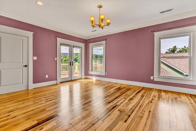 6060 Roycroft DR, Roanoke, VA 24018