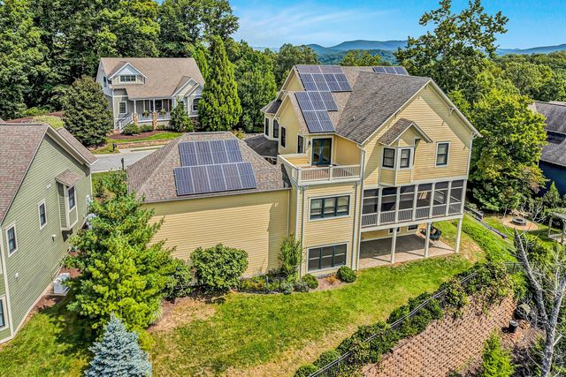 6060 Roycroft DR, Roanoke, VA 24018