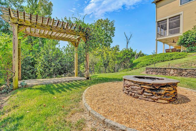 6060 Roycroft DR, Roanoke, VA 24018