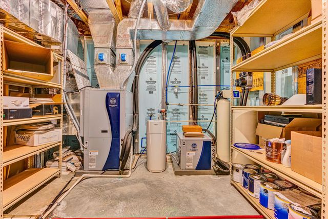 6060 Roycroft DR, Roanoke, VA 24018