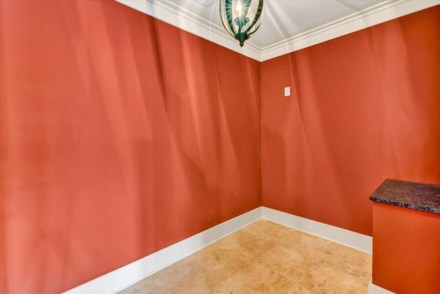 6060 Roycroft DR, Roanoke, VA 24018