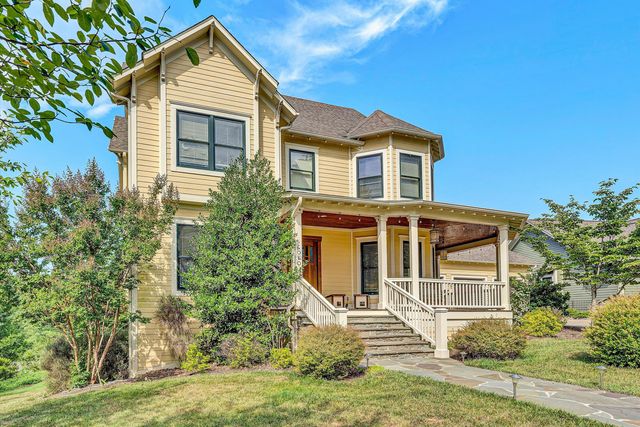 6060 Roycroft DR, Roanoke, VA 24018