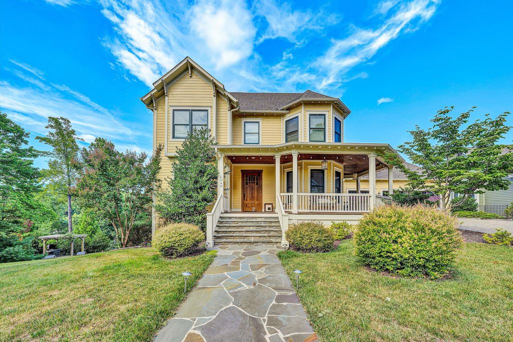 6060 Roycroft DR, Roanoke, VA 24018