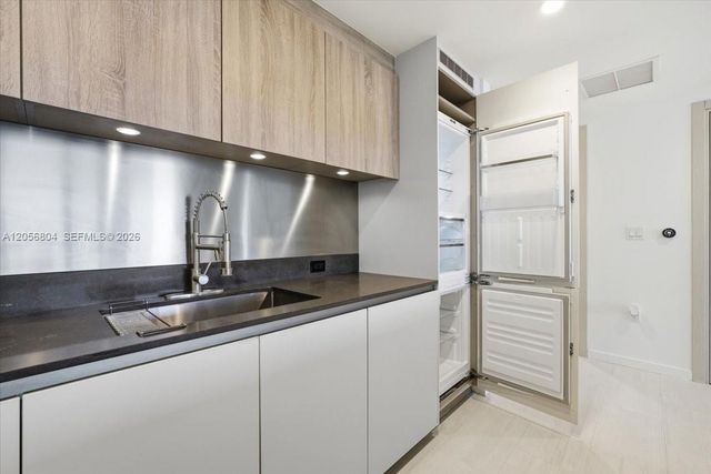 1000 Brickell Plaza 3211, Miami, FL 33131