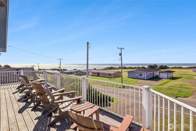 32 1st Street N, Pacific Beach, WA 98571