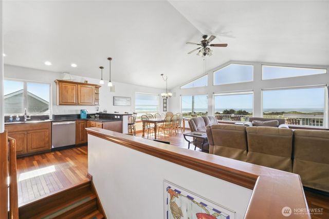 32 1st Street N, Pacific Beach, WA 98571