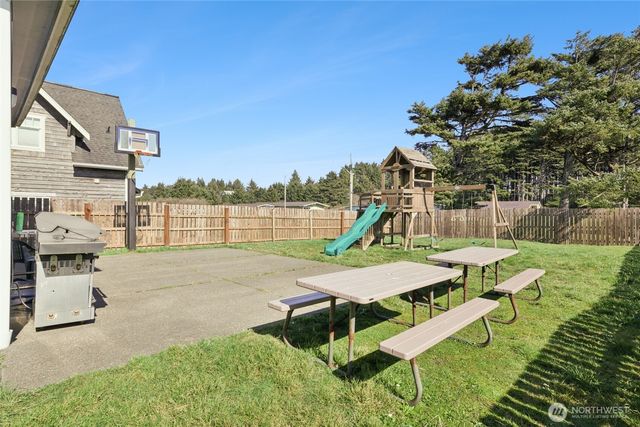 32 1st Street N, Pacific Beach, WA 98571