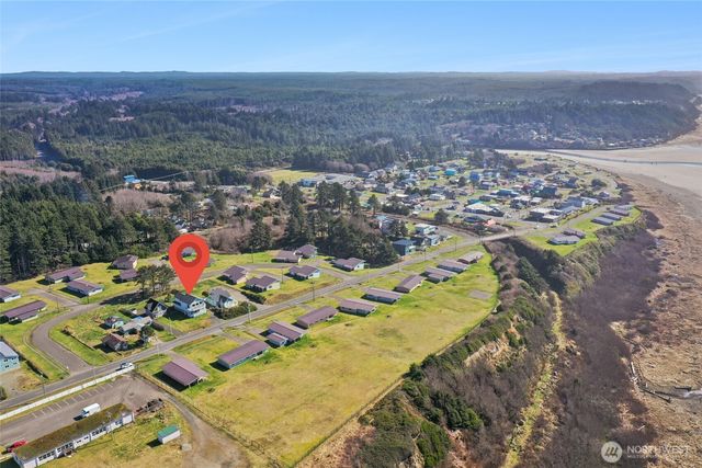 32 1st Street N, Pacific Beach, WA 98571