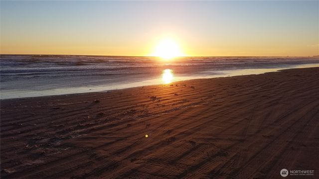 32 1st Street N, Pacific Beach, WA 98571
