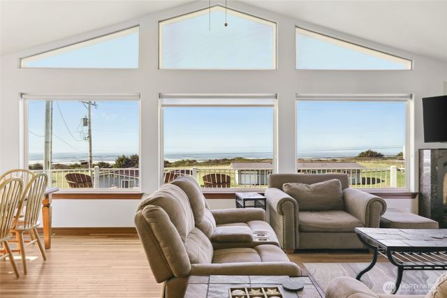 32 1st Street N, Pacific Beach, WA 98571