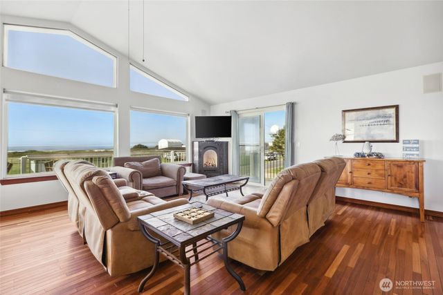 32 1st Street N, Pacific Beach, WA 98571