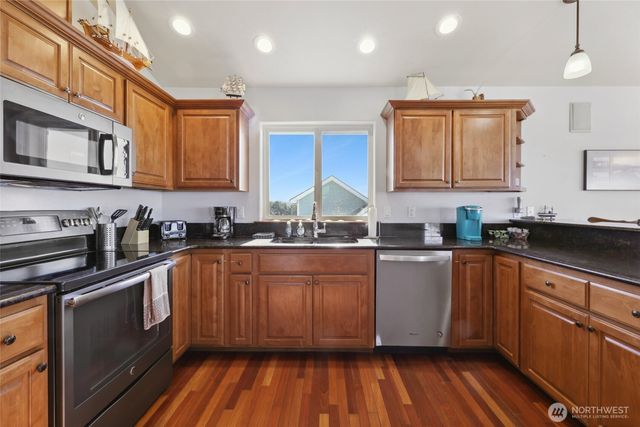 32 1st Street N, Pacific Beach, WA 98571