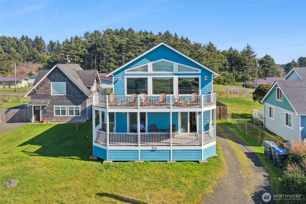 32 1st Street N, Pacific Beach, WA 98571