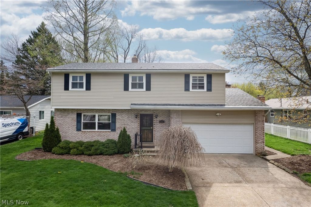 215 Grayling Drive, Fairlawn, OH 44333