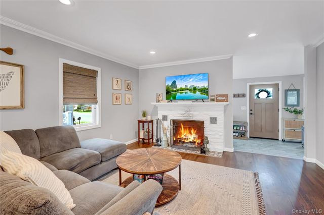 239 S 2nd Street, Lindenhurst, NY 11757