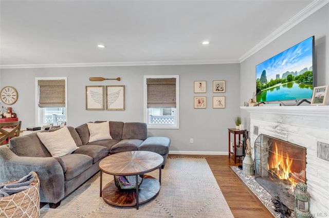 239 S 2nd Street, Lindenhurst, NY 11757