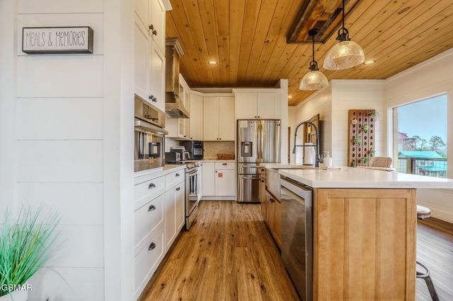 868 Cliff Branch Road, Gatlinburg, TN 37738