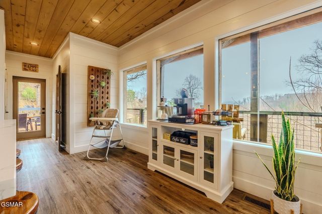 868 Cliff Branch Road, Gatlinburg, TN 37738