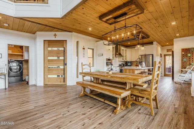 868 Cliff Branch Road, Gatlinburg, TN 37738