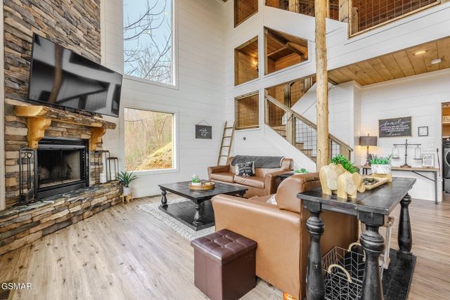 868 Cliff Branch Road, Gatlinburg, TN 37738