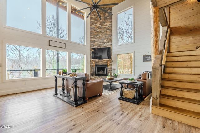 868 Cliff Branch Road, Gatlinburg, TN 37738