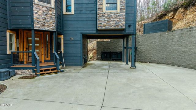 868 Cliff Branch Road, Gatlinburg, TN 37738