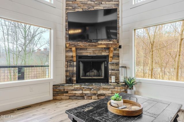 868 Cliff Branch Road, Gatlinburg, TN 37738