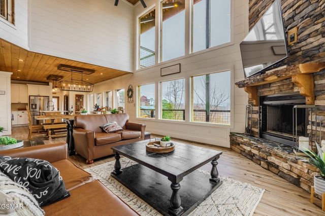 868 Cliff Branch Road, Gatlinburg, TN 37738