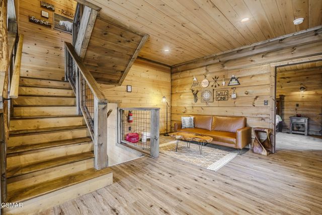 868 Cliff Branch Road, Gatlinburg, TN 37738