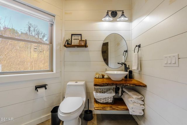 868 Cliff Branch Road, Gatlinburg, TN 37738