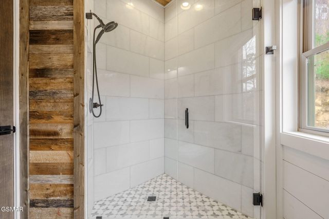 868 Cliff Branch Road, Gatlinburg, TN 37738