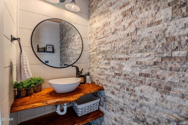 868 Cliff Branch Road, Gatlinburg, TN 37738