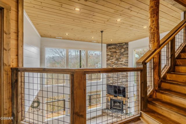 868 Cliff Branch Road, Gatlinburg, TN 37738