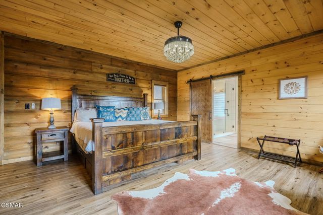 868 Cliff Branch Road, Gatlinburg, TN 37738