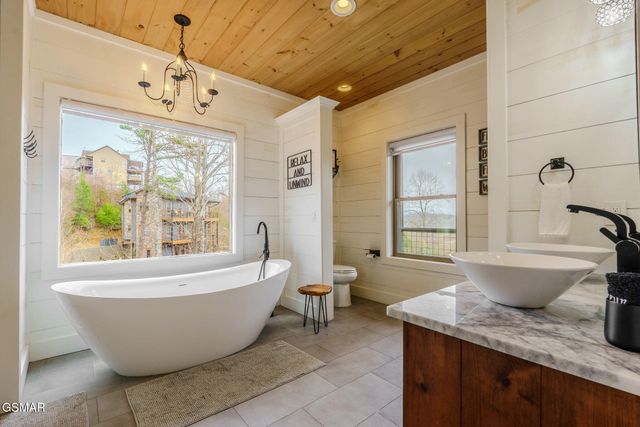 868 Cliff Branch Road, Gatlinburg, TN 37738