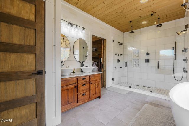 868 Cliff Branch Road, Gatlinburg, TN 37738