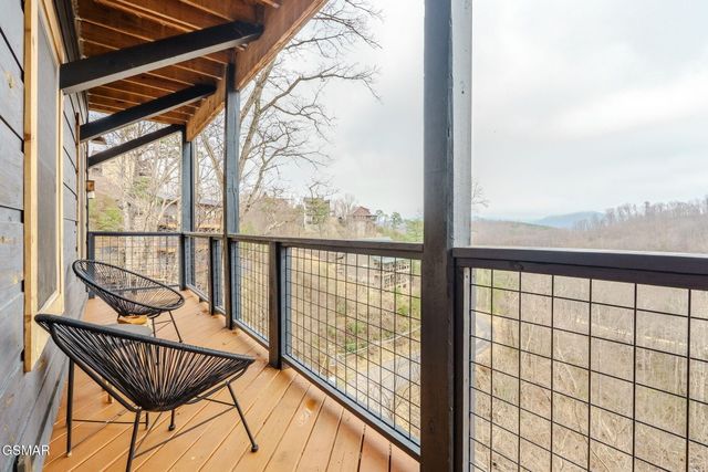 868 Cliff Branch Road, Gatlinburg, TN 37738