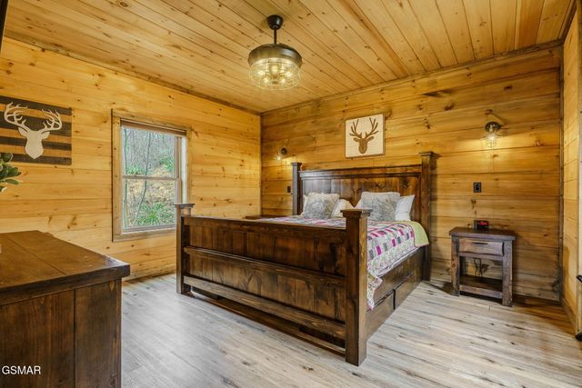 868 Cliff Branch Road, Gatlinburg, TN 37738