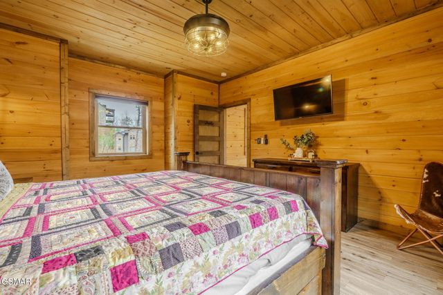 868 Cliff Branch Road, Gatlinburg, TN 37738