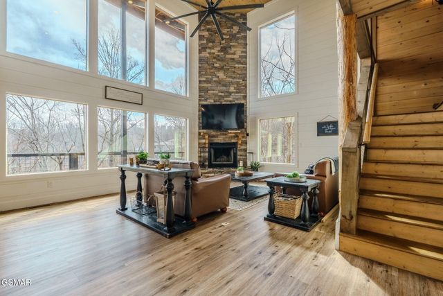 868 Cliff Branch Road, Gatlinburg, TN 37738